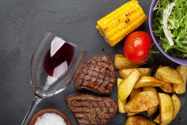 Bife de vaca com batatas grelhadas — Fotografia de Stock