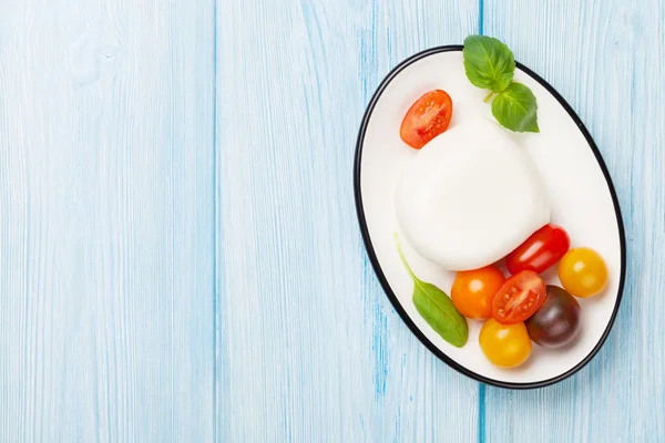 Mozzarella, Tomaten und Basilikum — Stockfoto