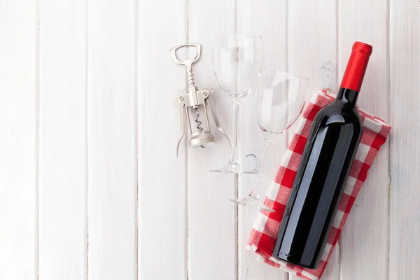 Бутылка красного вина, бокалы и штопор — стоковое фото