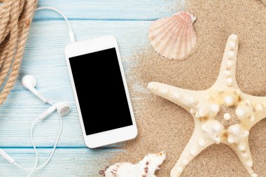 Deniz deniz yıldızı ile kum üstünde Smartphone