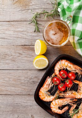 Izgara karides kızartma tavası ve bira