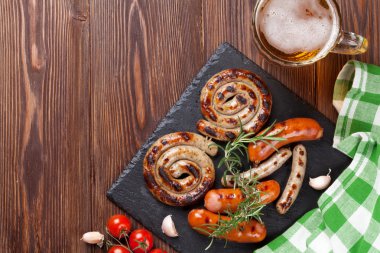 Izgara sosis ve bira bardağı