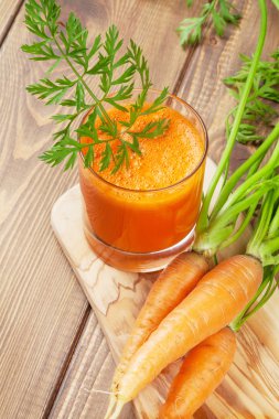 Taze havuç suyu güler yüzlü