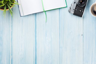 Resepsiyon ile not etmek, fotoğraf makinesi, kahve ve çiçek