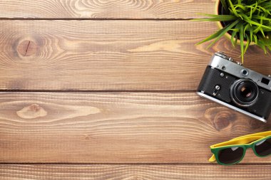Kamera, güneş gözlüğü ve çiçek