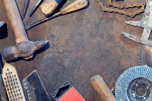 Mesa de trabajo de metal con herramientas antiguas — Foto de Stock