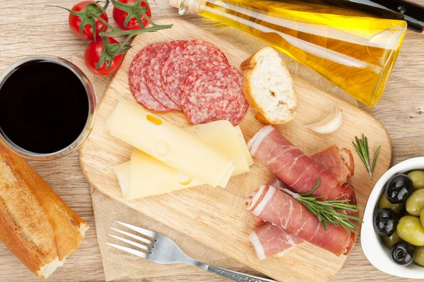 Rött vin med ost och bröd — Stockfoto
