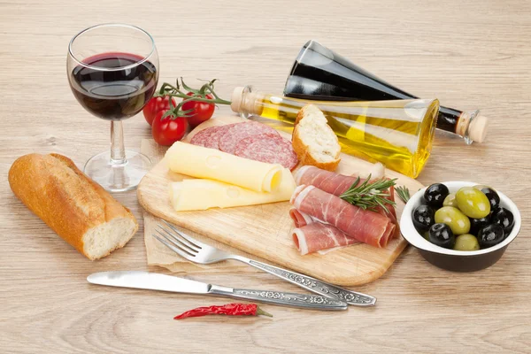 Red wine with cheese and olives — Stock Photo, Image