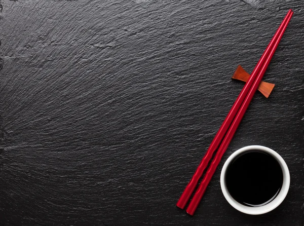 Japon suşi yemek çubukları ve sos kase