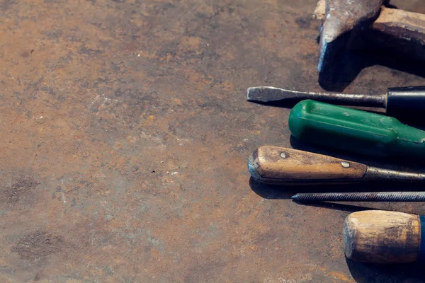 Mesa de metal bancada com ferramentas antigas — Fotografia de Stock