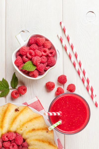 Hallon smoothie, tårta och bär — Stockfoto