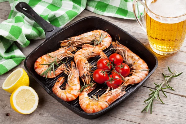 Grilled shrimps on frying pan and beer — Stock Photo, Image