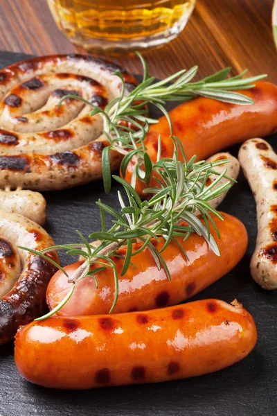 Embutidos a la parrilla y jarra de cerveza — Foto de Stock