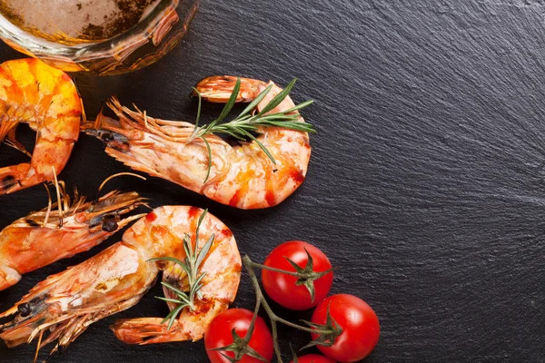 Beer mug and grilled shrimps — Stock Photo, Image