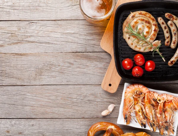 Taza de cerveza, gambas a la parrilla, salchichas —  Fotos de Stock