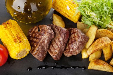 Biftek ile kızarmış patates