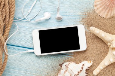 Ahşap deniz yıldızı ve kabukları ile Smartphone