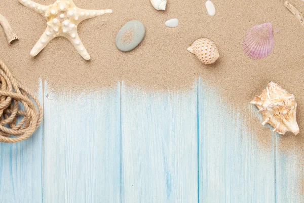 Морской песок с морской звездой и раковинами — стоковое фото