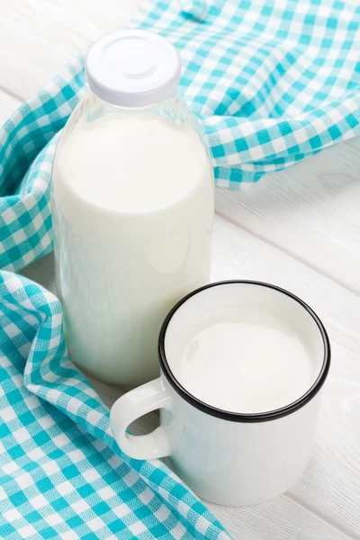 Copa y botella de leche — Foto de Stock