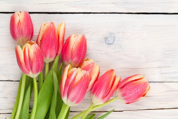 Tulipas coloridas na mesa de madeira — Fotografia de Stock