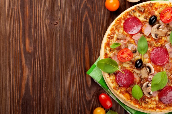 Pizza italiana con salame piccante — Foto Stock