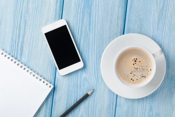 Taza de café, smartphone y bloc de notas en blanco —  Fotos de Stock