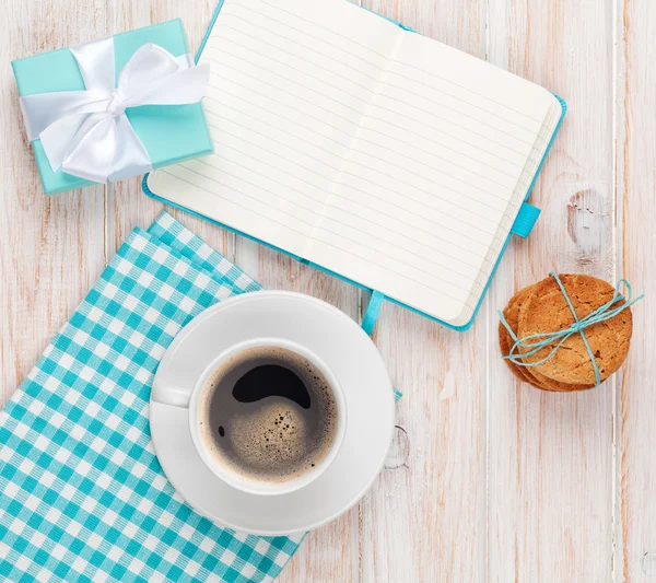Hediye kutusu, kahve, kurabiye ve not defteri — Stok fotoğraf