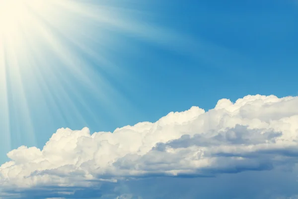 Céu azul, sol e nuvens — Fotografia de Stock