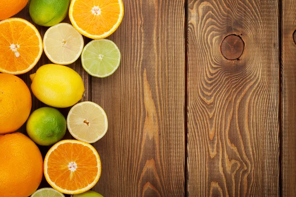 Frutas cítricas. Laranjas, limas e limões — Fotografia de Stock
