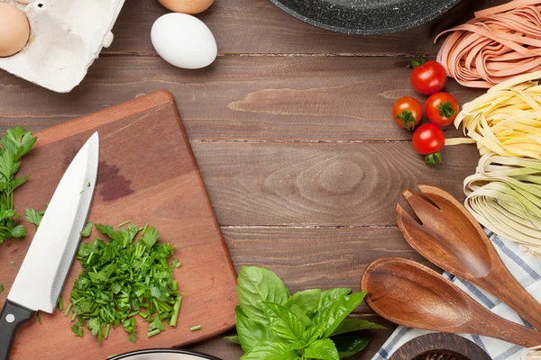 Pasta ingredientes y utensilios de cocina —  Fotos de Stock