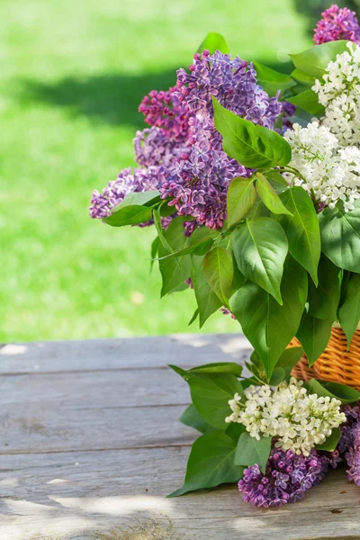 Färgglada lila blommor i korg — Stockfoto