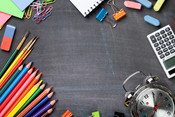 Schoolbenodigdheden op schoolbord achtergrond — Stockfoto