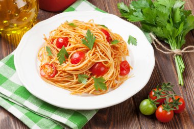 Spagetti makarna domates ile