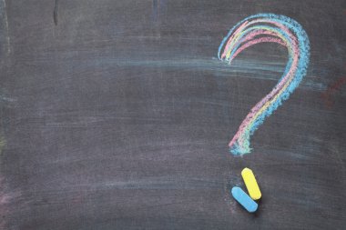 Renkli tebeşir soru işareti yazı tahtası üzerinde