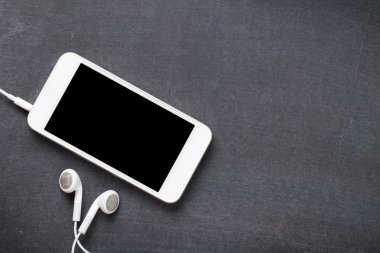 Blackboard arka plan üstünde Smartphone