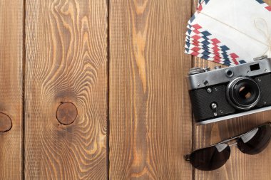 Kamera, mektup ve güneş gözlüğü