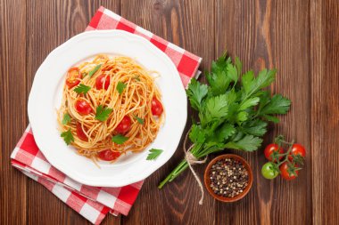 Spagetti makarna domates ve maydanoz ile