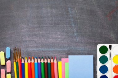 Okul malzemeleri tahtada.