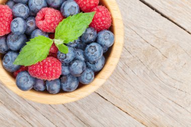 Yaban mersini ve ahududu kase