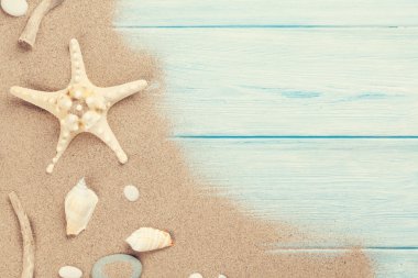 Deniz deniz yıldızı ve kabukları ile kum