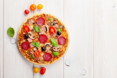 Biberli, İtalyan pizza domates