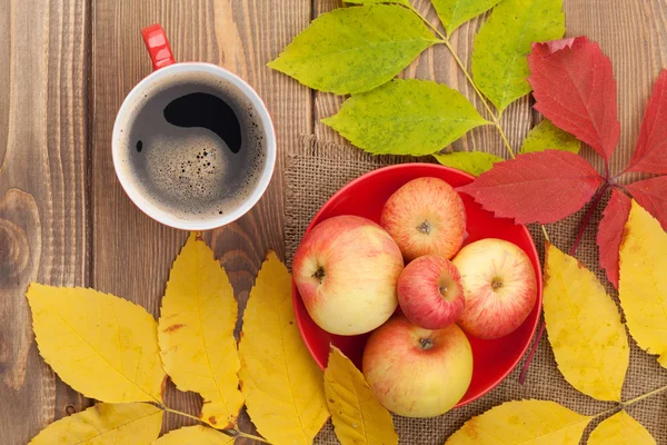 Foglie d'autunno, mela e tazza di caffè — Foto Stock