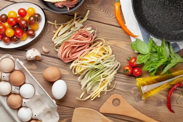 Massas ingredientes para cozinhar e utensílios — Fotografia de Stock