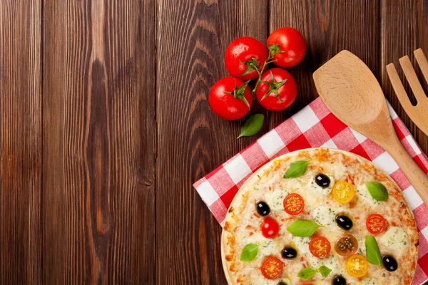 Pizza italiana con queso, tomates —  Fotos de Stock