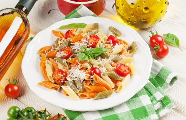 Pasta colorata e vino bianco — Foto Stock