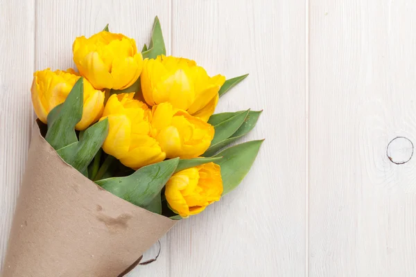 Tulipes jaunes sur table en bois — Photo