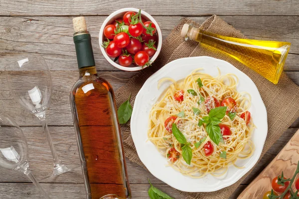 Spaghetti pasta and and white wine — Stock Photo, Image