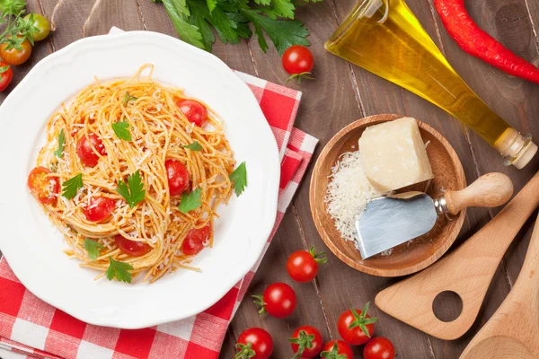 Pasta de espagueti con tomates y perejil — Foto de Stock