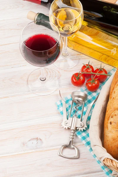 Vinho branco e tinto, queijo e pão — Fotografia de Stock