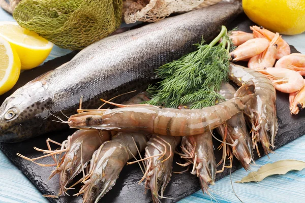 Alimentos do mar crus com especiarias — Fotografia de Stock